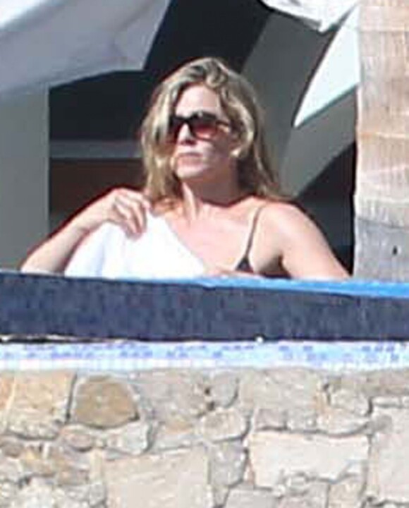 Exclusif - Jennifer Aniston et son fiancé Justin Theroux se relaxent au bord de leur piscine avec leurs amis Jimmy Kimmel, sa femme Molly McNearney, Howard Stern, sa femme Beth Ostrosky, Emily Blunt et son fiancé John Krasinski, à Cabo San Lucas, le 29 décembre 2014.
