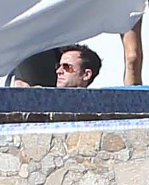 Exclusif - Jennifer Aniston et son fiancé Justin Theroux se relaxent au bord de leur piscine avec leurs amis Jimmy Kimmel, sa femme Molly McNearney, Howard Stern, sa femme Beth Ostrosky, Emily Blunt et son fiancé John Krasinski, à Cabo San Lucas, le 29 décembre 2014.