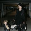 Exclusif - Rosamund Pike arrive avec son fils Solo et son nouveau-né à l'aéroport de Londres, le 1er janvier 2015.