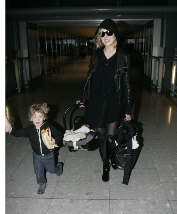 Exclusif - Rosamund Pike arrive avec son fils Solo et son nouveau-né à l'aéroport de Londres, le 1er janvier 2015.