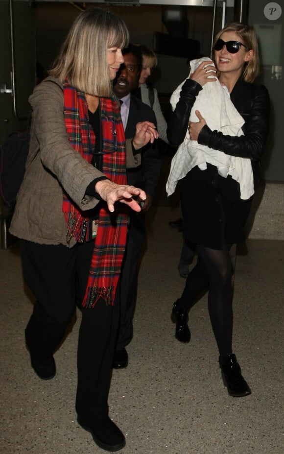 Exclusif - L'actrice Rosamund Pike arrive avec son fils Solo et son nouveau-né à l'aéroport de Londres, le 1er janvier 2015.