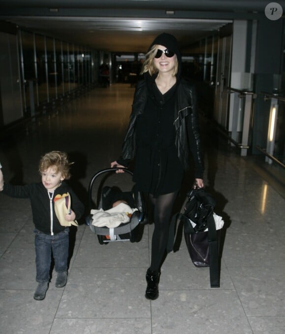 Exclusif - Rosamund Pike et ses enfant à l'aéroport de Londres, le 1er janvier 2015.