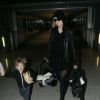 Exclusif - Rosamund Pike arrive avec son fils Solo et son nouveau-né à l'aéroport de Londres, le 1er janvier 2015.
