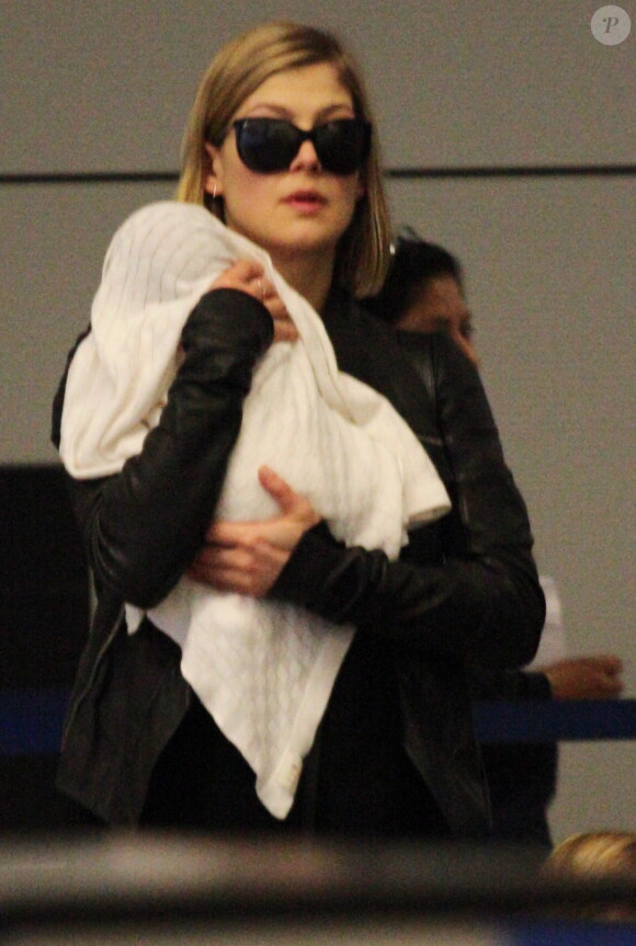 Exclusif - Rosamund Pike arrive avec son fils Solo et son nouveau-né à l'aéroport LAX de Los Angeles, le 1er janvier 2015.