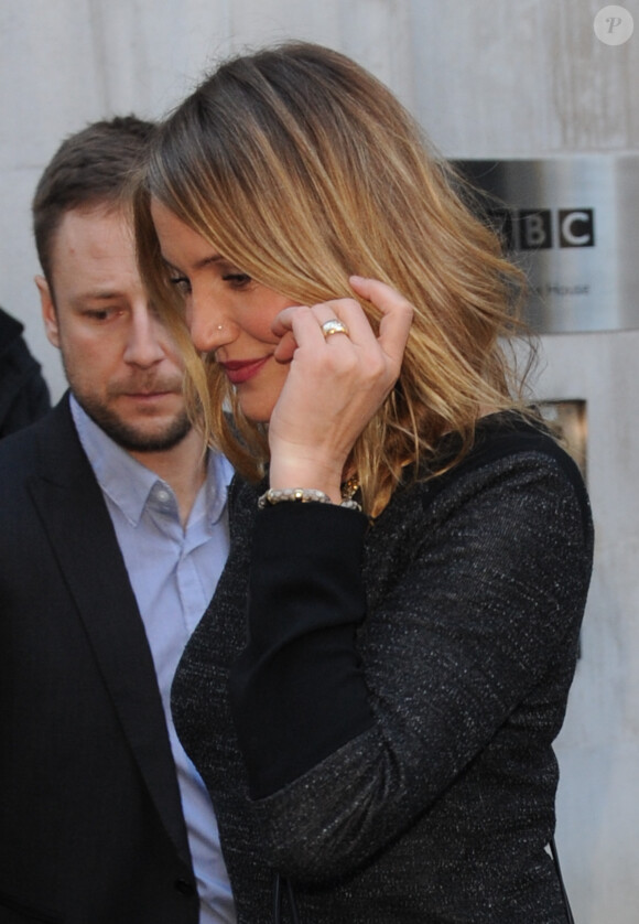 Cameron Diaz arrivant à la BBC Radio 2 à Londres, le 16 décembre 2014. On aperçoit sa prétendue bague de fiançailles.