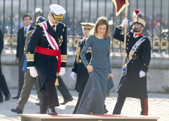 Attention à la marche ! Le roi Felipe VI d'Espagne, accompagné de la reine Letizia, présidait pour la première fois la Pâque militaire, le 6 janvier 2015 à Madrid. Après la cérémonie militaire et la revue des troupes, une réception avait lieu au Palais d'Orient.