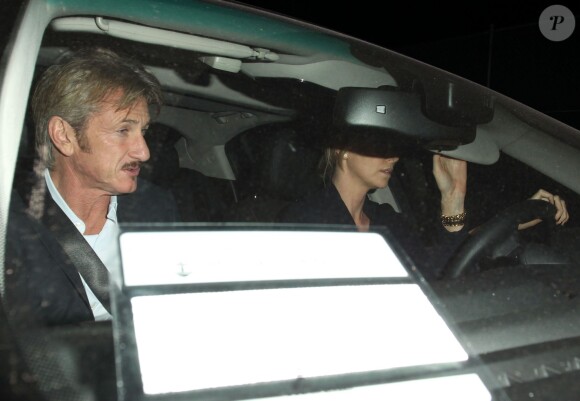 Charlize Theron et son compagnon Sean Penn lors d'une soirée au restaurant Craig à West Hollywood le 5 janvier 2015