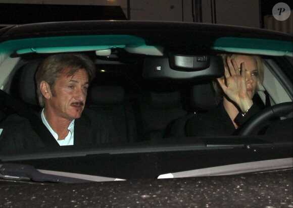 Charlize Theron et son compagnon Sean Penn lors d'une soirée au restaurant Craig à West Hollywood le 5 janvier 2015