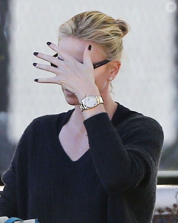 Charlize Theron va faire des courses chez Whole Foods à West Hollywood, le 5 janvier 2015. Soi-disant fiancée à Sean Penn, l'actrice ne porte pas de bague de fiancailles