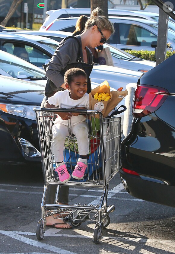 Charlize Theron et son fils Jackson font du shopping au Whole Foods à Los Angeles Le 26 décembre 2014