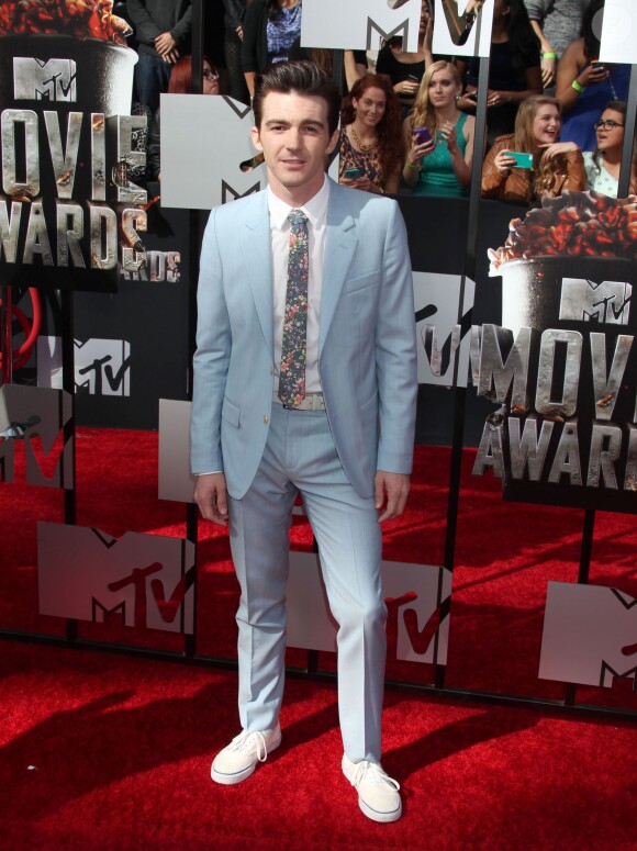 Drake Bell arrivant à la soirée des MTV Movie Awards 2014 au Nokia Theatre à Los Angeles, le 13 avril 2014. 