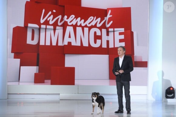Michel Drucker et son chien Isia - Enregistrement de l'émission Vivement Dimanche à Paris, le 7 janvier 2015. L'émission sera diffusée le 11 janvier 2015.