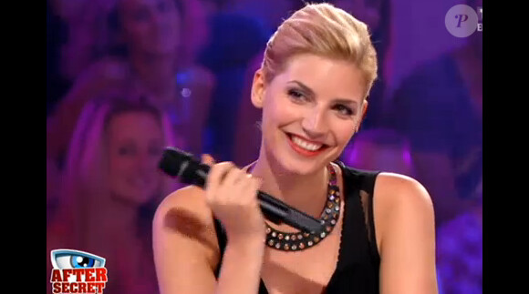 Nadège sur le plateau de l'After Secret le 2 août 2013 dévoile sa nouvelle poitrine avec pudeur.