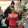 Jessica Alba fait du shopping avec ses filles Honor et Haven à Beverly Hills, le 10 janvier 2015.