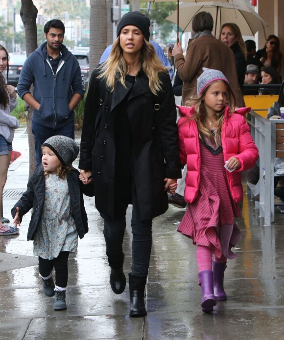 Jessica Alba fait du shopping avec ses filles Honor et Haven à Beverly Hills, le 10 janvier 2015.