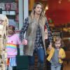 Exclusif - Jessica Alba, Cash Warren et leurs filles Honor et Haven font leurs courses à West Hollywood le 11 janvier 2014.