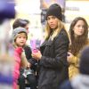 Jessica Alba fait du shopping avec ses filles Honor et Haven à Beverly Hills, le 10 janvier 2015