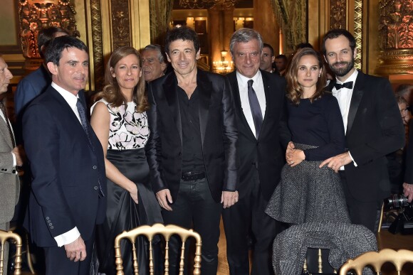 Manuel Valls avec sa femme Anne Gravoin, Patrick Bruel, Sidney Toledano, Natalie Portman et son mari Benjamin Millepied - 40e anniversaire du Conseil Pasteur-Weizmann à l'Opéra Garnier à Paris le 12 janvier 2015.