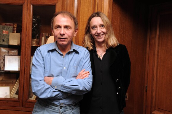 Michel Houellebecq et Virginie Despentes viennent respectivement de recevoir les prix Goncourt et Renaudot à Paris, le 8 novembre 2010.