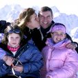  Sarah Ferguson et le prince Andrew aux sports d'hiver en 2001 avec leurs filles Eugenie et Beatrice, à Verbier 