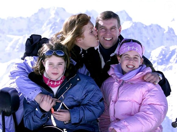 Sarah Ferguson et le prince Andrew aux sports d'hiver en 2001 avec leurs filles Eugenie et Beatrice, à Verbier