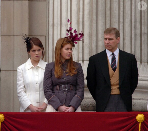 Les princesses Eugenie et Beatrice d'York avec leur père le prince Andrew lors de la parade Trooping the Colour, en janvier 2005