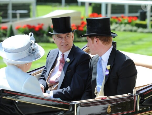 Le prince Andrew avec la reine Elizabeth II et le prince Harry le 17 juin 2014 à Ascot