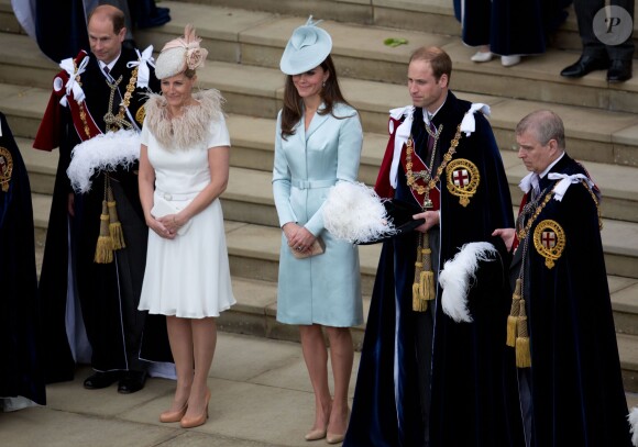 Le prince Andrew (à droite) avec le prince Edward, la comtesse Sophie de Wessex, Kate Middleton, le prince William lors des cérémonies de l'ordre de la jarretière le 16 juin 2014