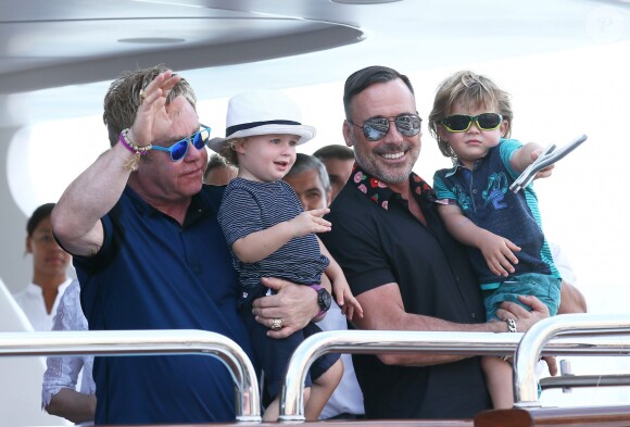 Exclusif - Elton John, David Furnish et leurs fils Elijah et Zachary rentrent sur Nice après avoir passé la journée à Saint-Tropez, le 19 août 2014.