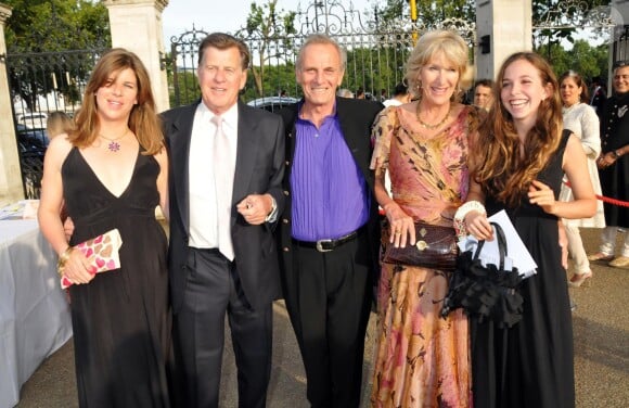Mark Shand, frère de la duchesse Camilla Parker Bowles, avec sa soeur Annabel Elliot et sa fille Ayesha Shand (à droite) en juin 2010 lors d'une dîner caritatif