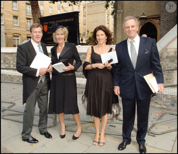 Mark Shand, frère de la duchesse Camilla Parker Bowles, avec son ex-femme Cleo Goldsmith, sa soeur Annabel Elliot et son beau-frère Simon Elliot en 2006 à Londres lors d'une messe à la mémoire de son père Bruce Shand