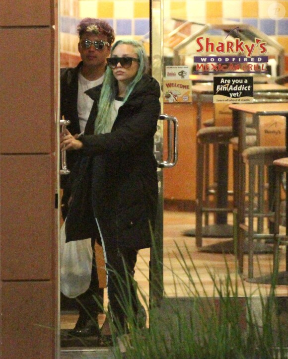 Exclusif - Amanda Bynes est allée dîner avec un ami au restaurant Sharky's Mexican Grill à Beverly Hills. Le 13 novembre 2014