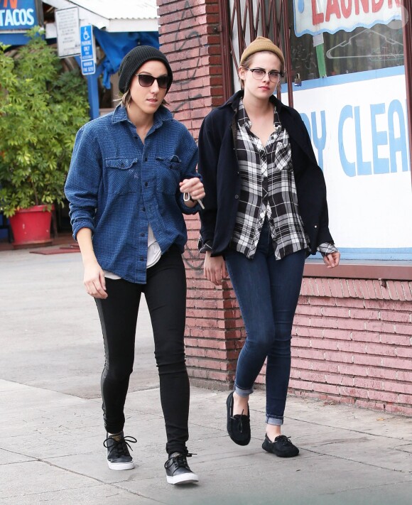 Kristen Stewart et Alicia Cargile (son ancienne assistante qui est devenue une meilleure amie) passent du temps ensemble la veille de Noël à Silverlake, le 24 décembre 2014. 