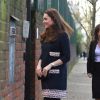 Kate Middleton, duchesse de Cambridge, enceinte de 6 mois, arrive à l'école primaire Barlby dans l'ouest de Londres le 15 janvier 2015 pour baptiser The Clore Art Room.