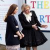 Kate Middleton, duchesse de Cambridge, enceinte de 6 mois, faisait équipe avec l'artiste contemporain Grayson Perry, ou plutôt son alter ego féminin Clare, à l'école primaire Barlby dans l'ouest de Londres le 15 janvier 2015 pour baptiser The Clore Art Room, un atelier d'art-thérapie sous l'égide de The Art Room, dont ils sont tous deux les parrains.