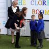 Kate Middleton, duchesse de Cambridge, enceinte de 6 mois, faisait équipe avec l'artiste contemporain Grayson Perry, ou plutôt son alter ego féminin Clare, à l'école primaire Barlby dans l'ouest de Londres le 15 janvier 2015 pour baptiser The Clore Art Room, un atelier d'art-thérapie sous l'égide de The Art Room, dont ils sont tous deux les parrains.