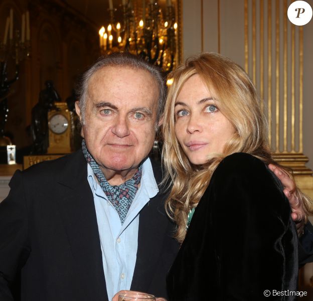 Guy Béart et sa fille Emmanuelle lorsque cette dernière a été faite Officier de l'ordre des Arts et des Lettres au ministère de la Culture à Paris le 27 Novembre 2012