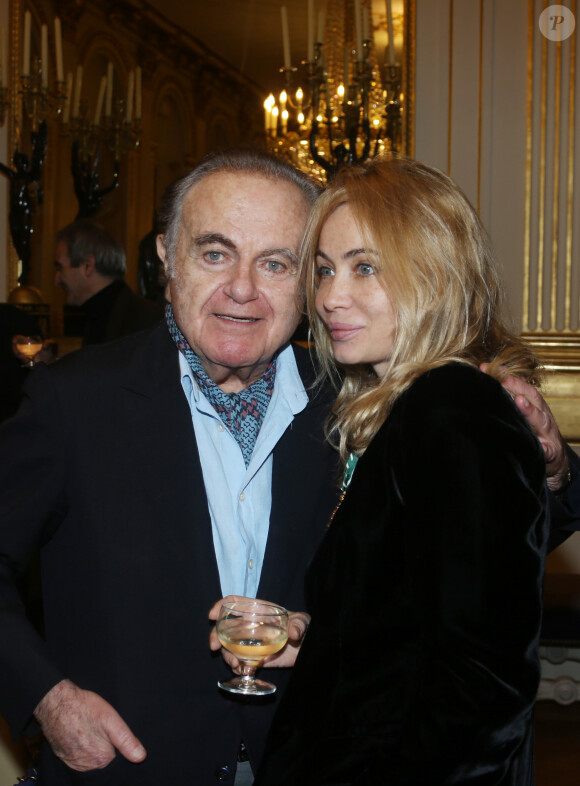 Guy Béart et sa fille Emmanuelle lorsque cette dernière a été faite Officier de l'ordre des Arts et des Lettres au ministère de la Culture à Paris le 27 Novembre 2012