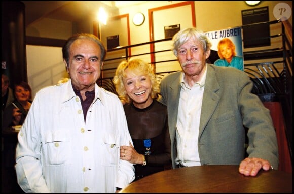 Isabelle Aubret entourée de Guy Béart et Jean Ferrat à Paris le 25 avril 2002