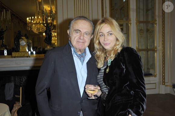 Guy Béart et sa fille Emmanuelle lorsque cette dernière a été faite Officier de l'ordre des Arts et des Lettres au ministère de la Culture à Paris le 27 Novembre 2012