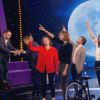 Karine Ferri, sous hypnose, est persuadée d'être l'extra-terrestre E.T. Extrait de Stars sous hypnose sur TF1, le vendredi 16 janvier 2015.