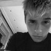 Brooklyn Beckham révèle son nouveau look ! Inspiré par Leonardo DiCaprio dans le film "Romeo + Juliette", le fils de David et Victoria Beckham s'est teinté en blond.