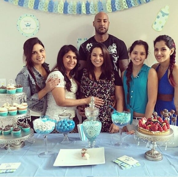 Booba et Patricia Cerqueira, entourée de sa famille, célèbrent leur baby-shower. Photo publiée le 19 janvier 2015.