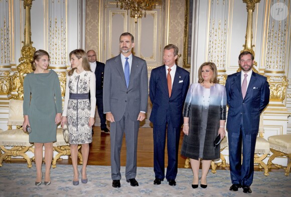 Le roi Felipe VI et la reine Letizia d'Espagne sont reçus par le grand-duc Henri, la grande-duchesse Maria Teresa, le prince Guillaume et la princesse Stéphanie le 11 novembre 2014