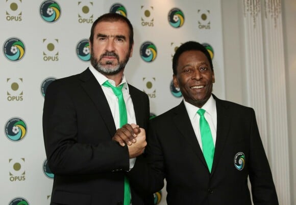 Pelé et Eric Cantona lors du lancement du New York Cosmos Opus à l'hôtel Dorchester de Londres, le 2 août 2011