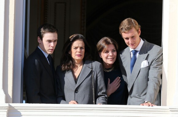 Louis Ducruet, la princesse Stéphanie de Monaco, la princesse Caroline de Hanovre et Pierre Casiraghi lors de la présentation au public de la princesse Gabriella et du prince Jacques de Monaco, le 7 janvier 2015
