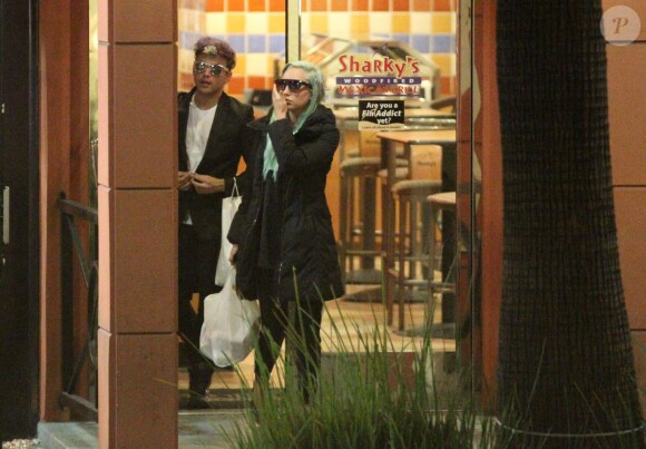Exclusif - No Web No Blog - Amanda Bynes est allée dîner avec un ami au restaurant Sharky's Mexican Grill à Beverly Hills. Le 13 novembre 2014  For Germany Call for price - Exclusive - No Web No Blog... 51585028 Troubled actress Amanda Bynes and her friend settle for Sharky's Mexican Grill after getting denied service at Sugarfish restaurant on November 13, 2014 in Beverly Hills, California. Given her history of addiction struggles, Amanda had better be careful while eating Sharky's. A sign on the window asks patrons if they've become addicted yet!14/11/2014 - Beverly Hills