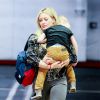 Hilary Duff se promène avec son fils Luca dans un centre commercial à Los Angeles, le 23 janvier 2015 