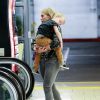 Hilary Duff se promène avec son fils Luca épuisé dans un centre commercial à Los Angeles, le 23 janvier 2015  