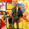 Hilary Duff se promène avec son fils Luca dans un centre commercial à Los Angeles, le 23 janvier 2015  